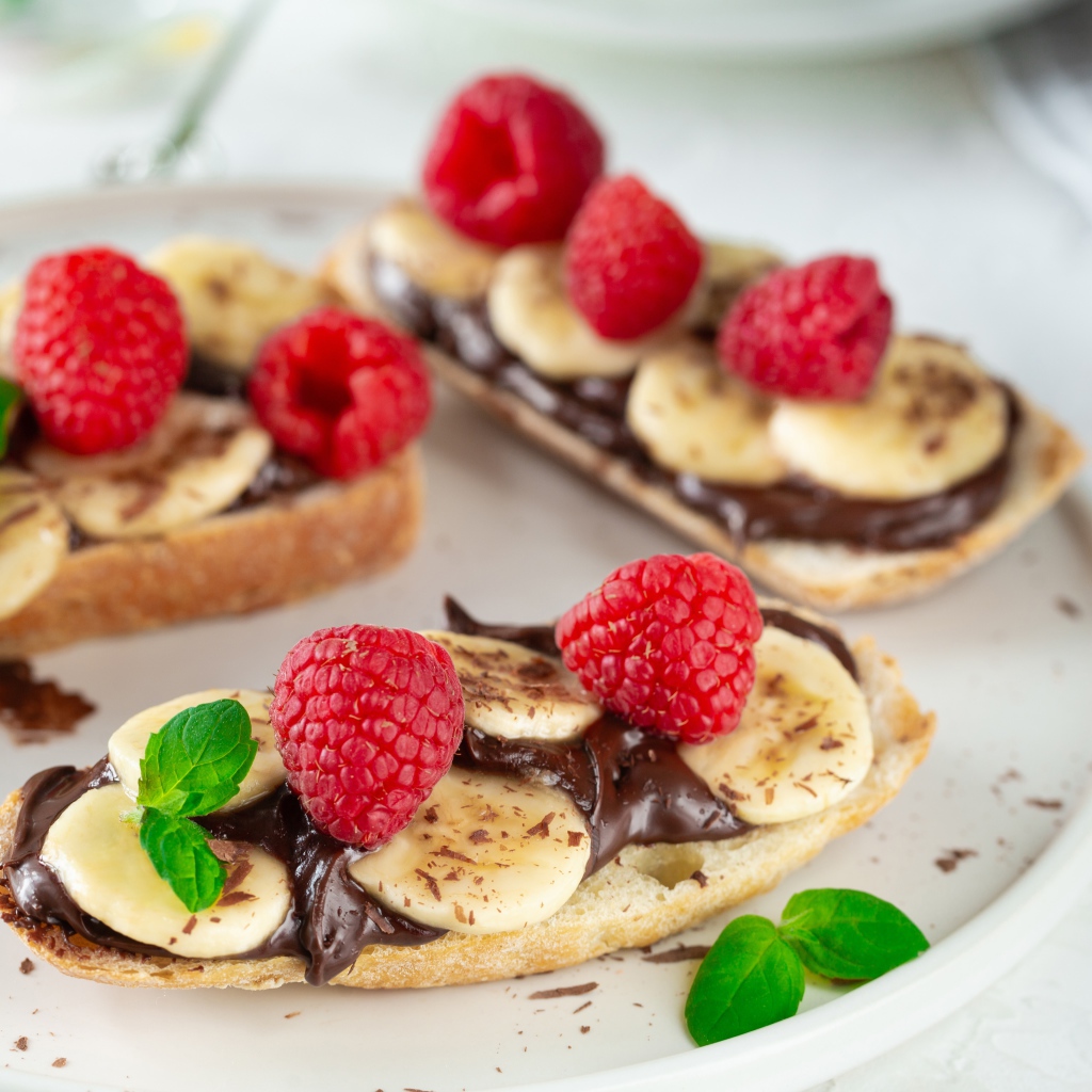 Бутерброды с шоколадом, бананами и малиной 