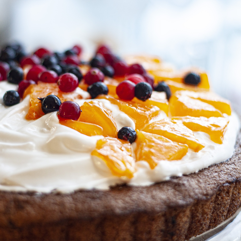 Сладкий пирог с кремом и ягодами 