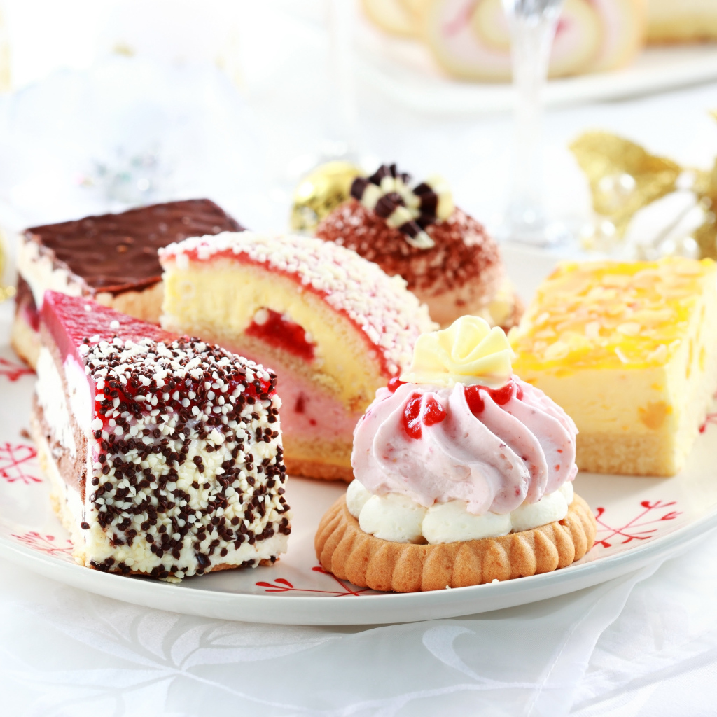 Вкусные пирожные на тарелке 