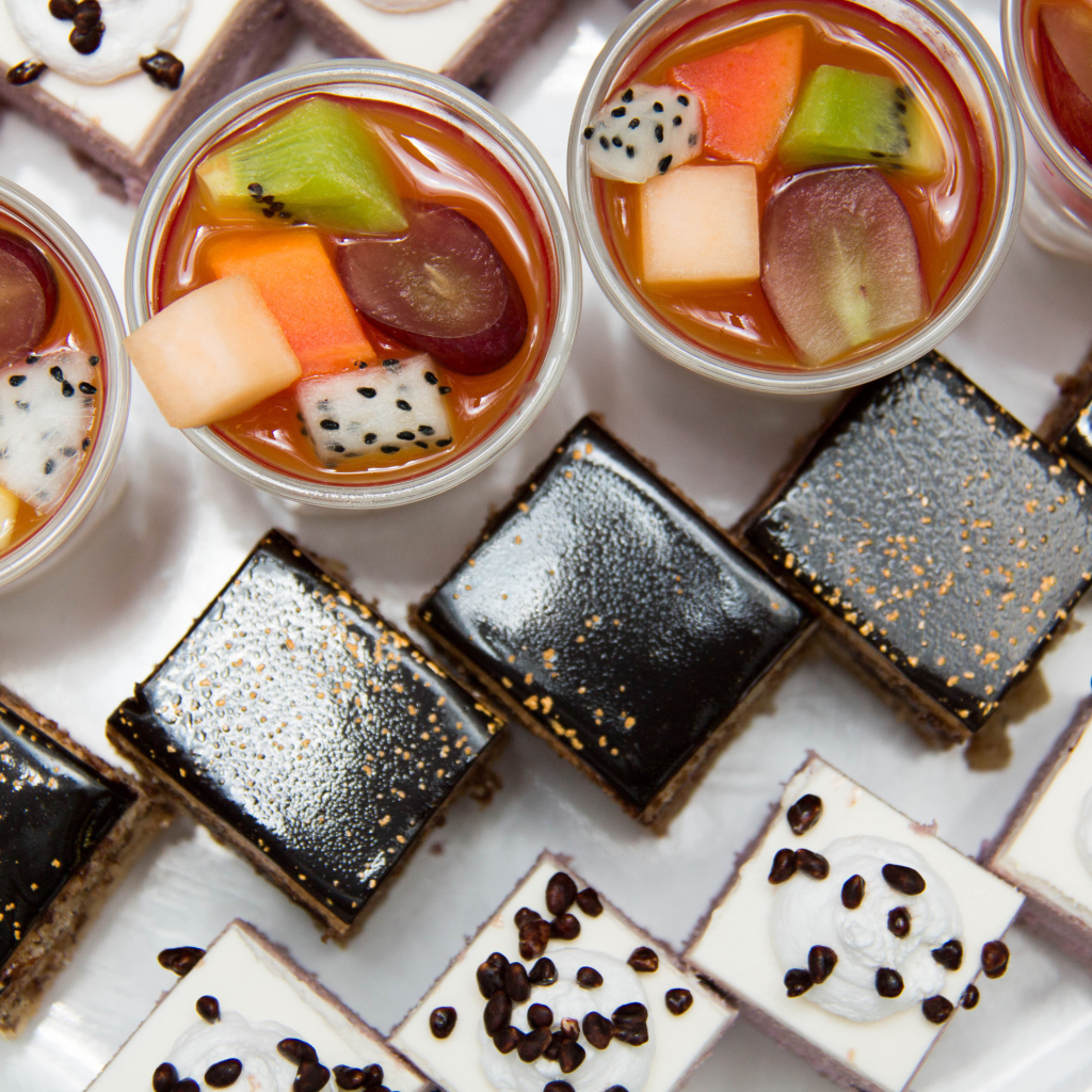 Вкусные пирожные на столе с соком 