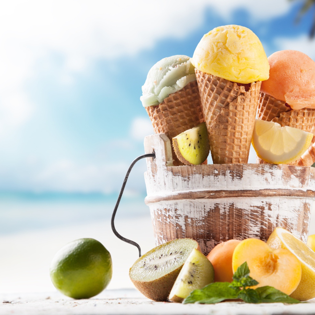 Вкусное холодное мороженое с цитрусовыми на пляже