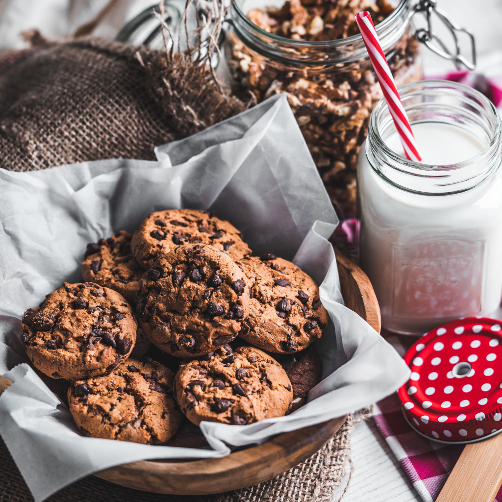 Вкусное печенье с шоколадом на столе с молоком 