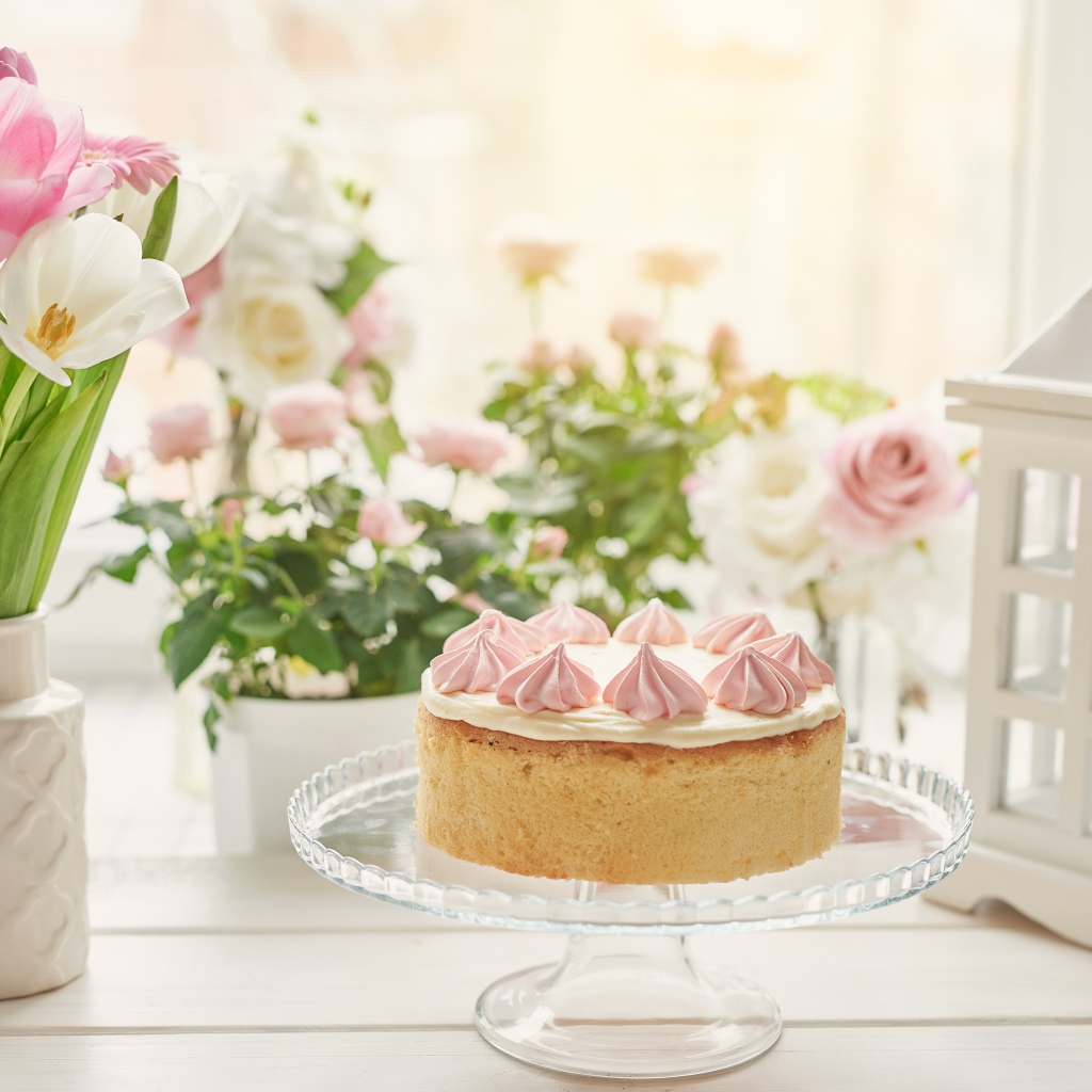 Вкусный пирог на столе с букетом тюльпанов 