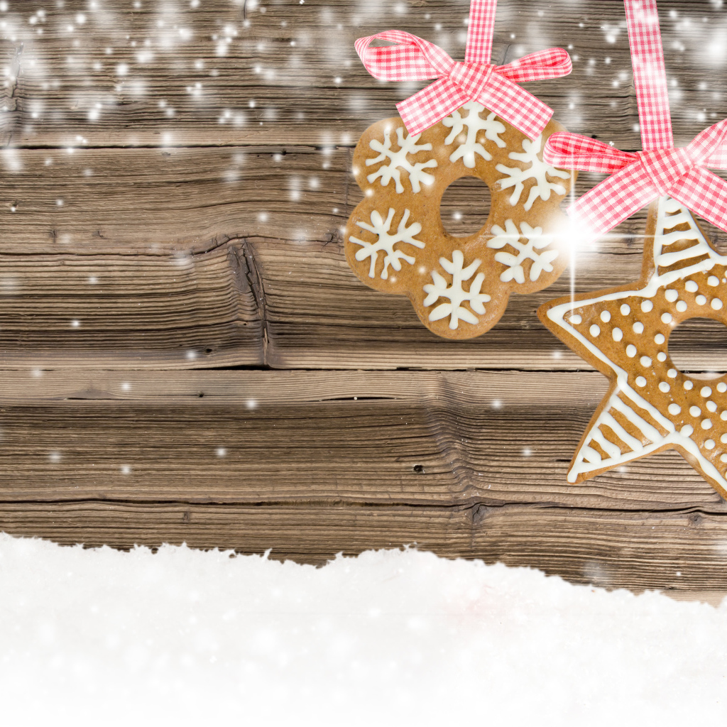 Два печенья на ленточках на деревянном фоне