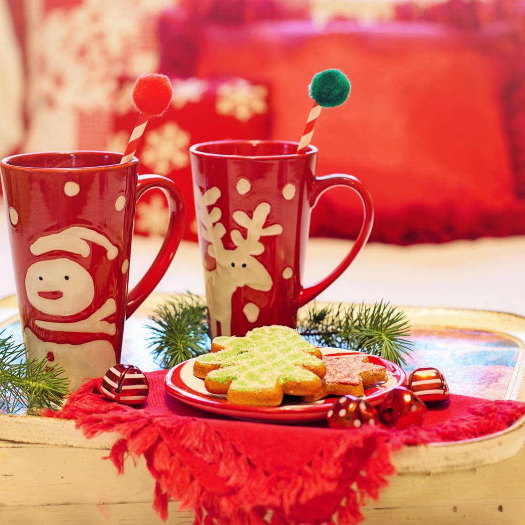 Две красные чашки с печеньем на столе на Рождество 