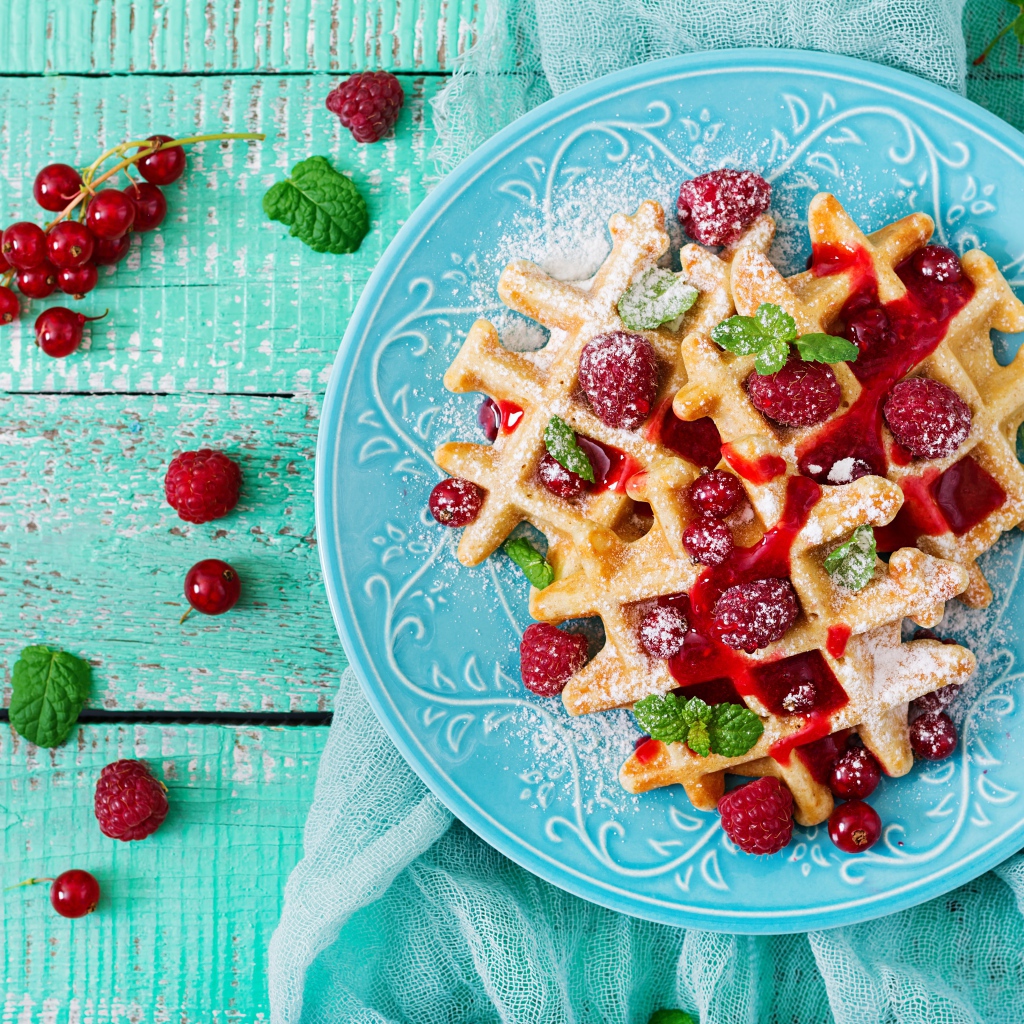 Аппетитные вафли с малиной, красной смородиной и джемом 