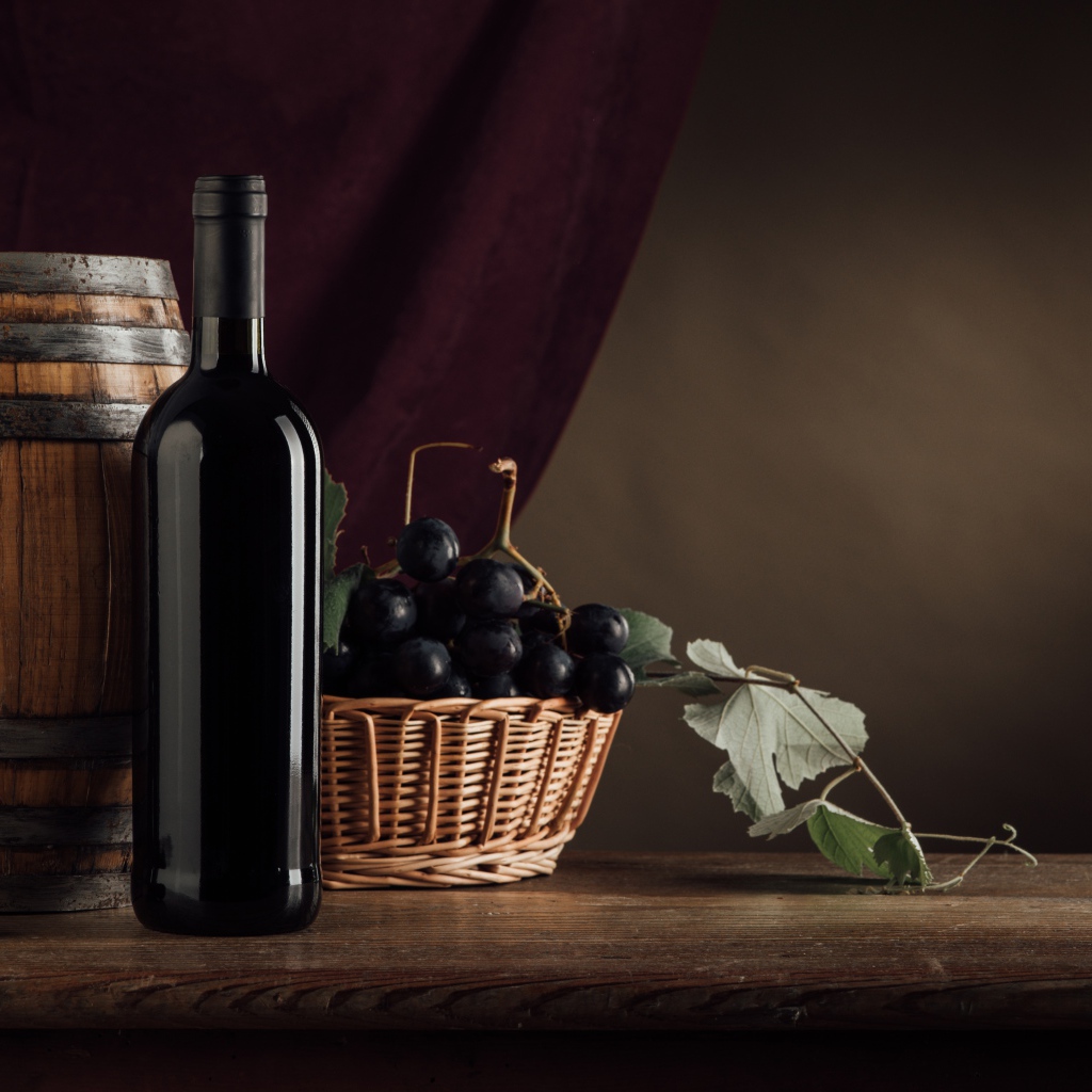 Бочка с вином на столе с виноградом 