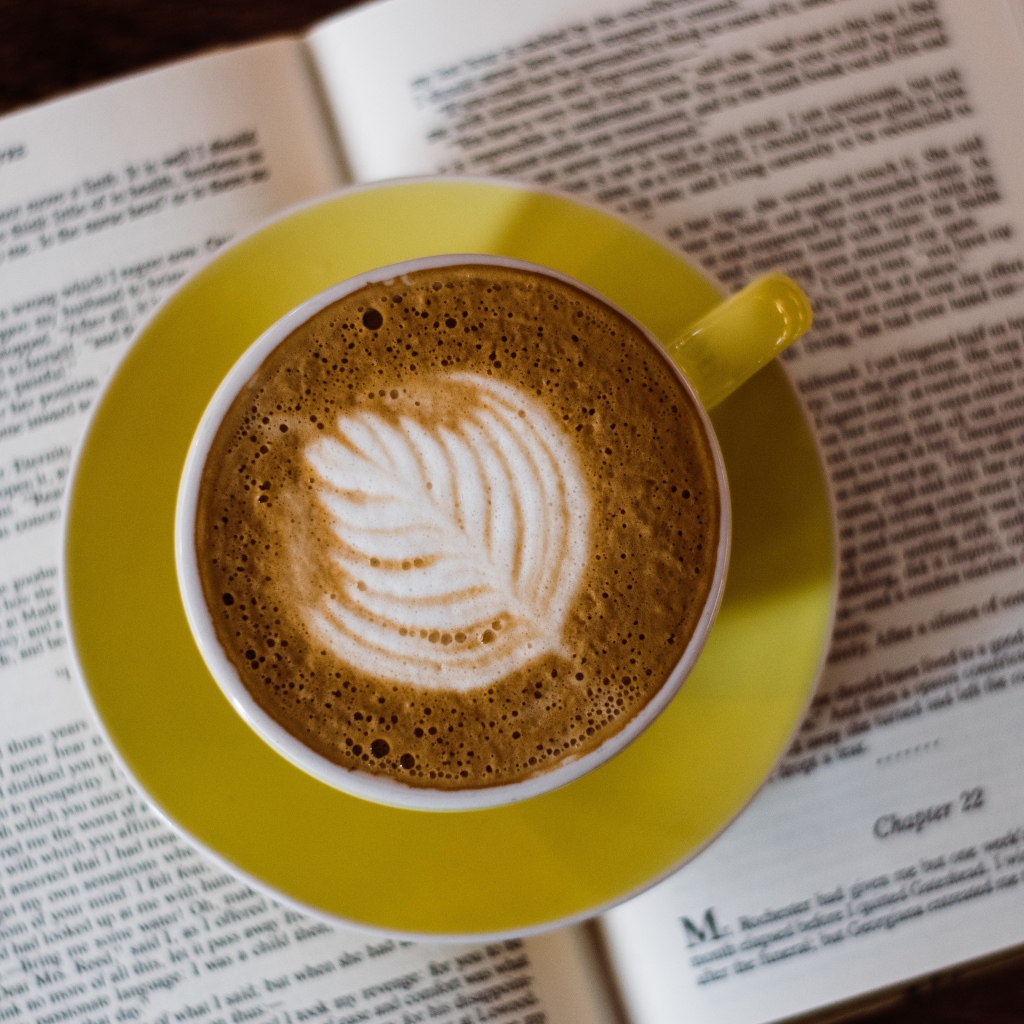 Чашка кофе стоит на книге  