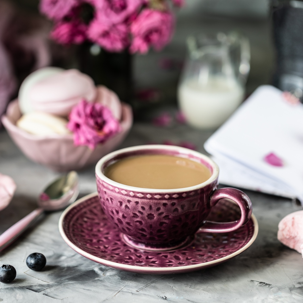 Чашка какая на столе с зефиром и цветами