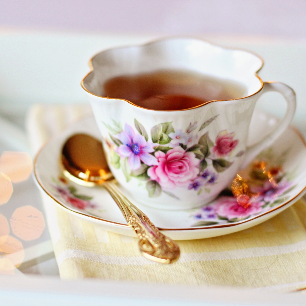 Красивая чашка чая на столе с ложкой