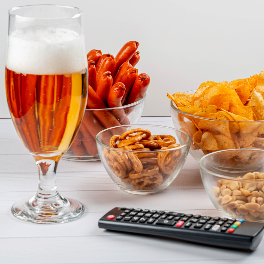 Пиво с закуской на столе  с пультом 