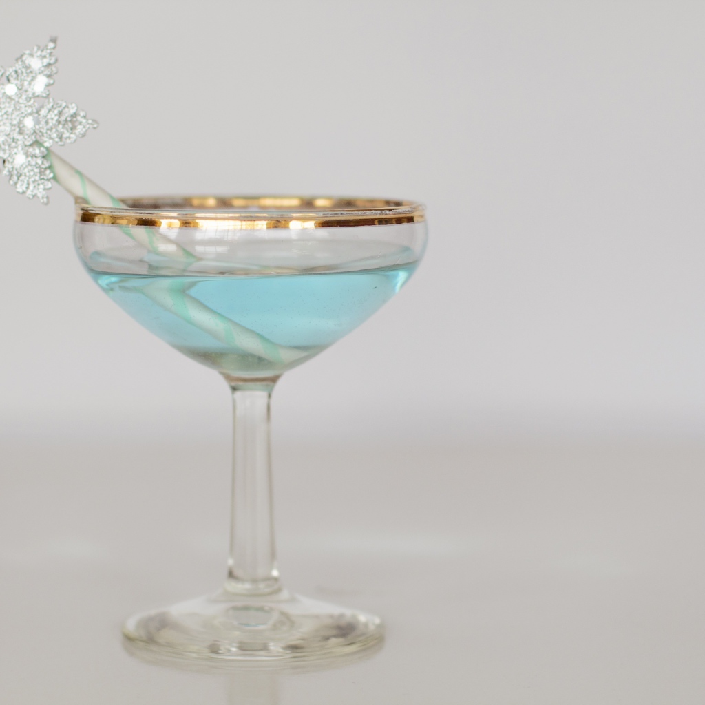 Голубой коктейль в бокале с трубочкой