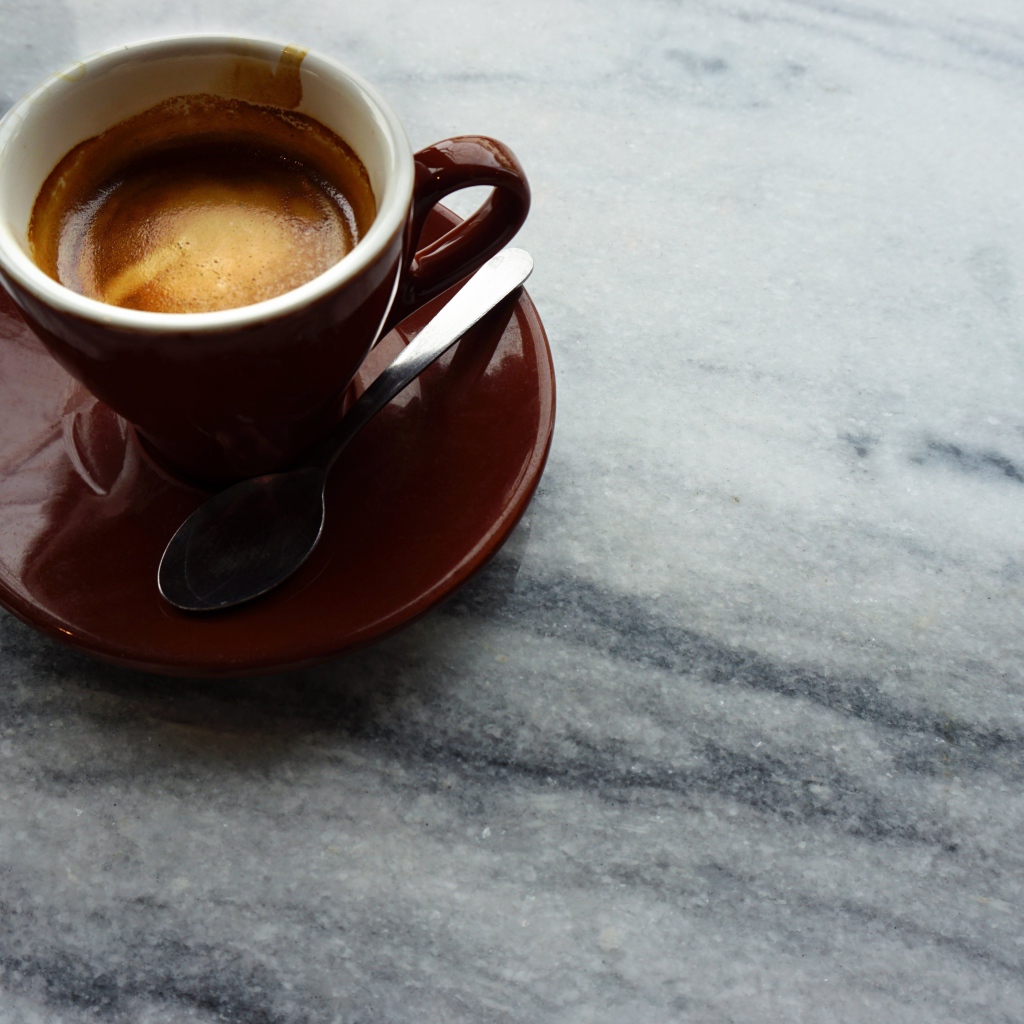 Коричневая чашка горячего кофе на столе 