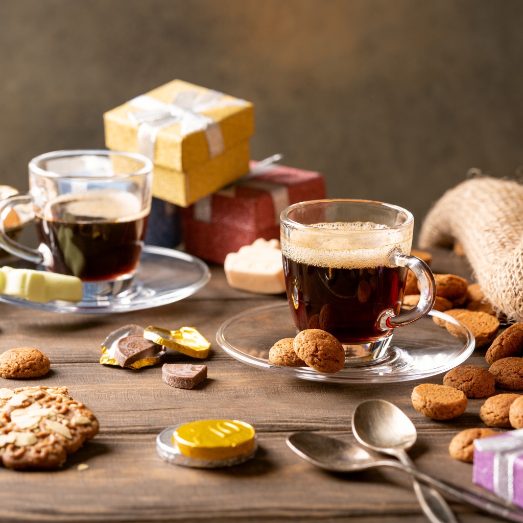 Кофе на столе с печеньем и подарками