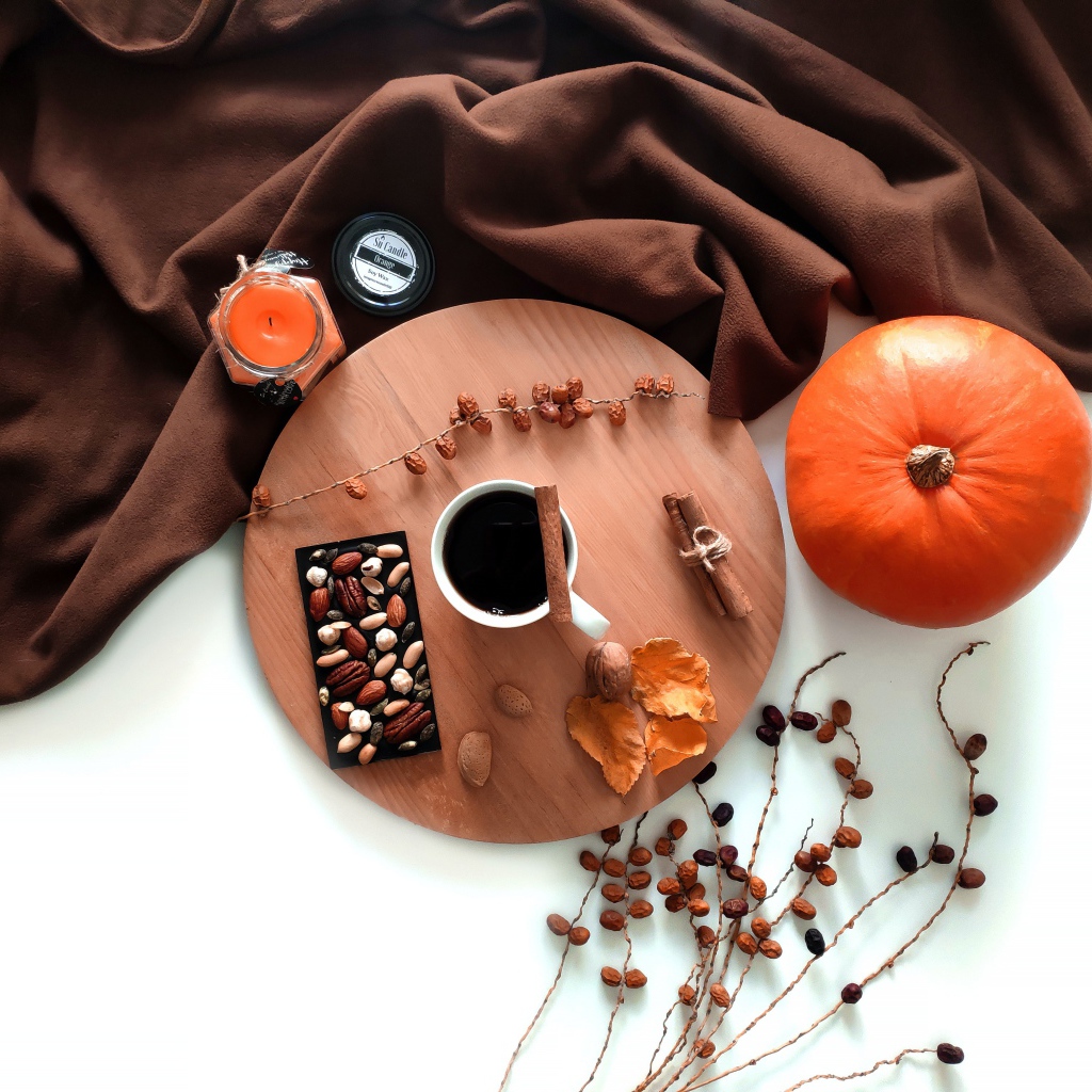 Кофе с шоколадом на белом фоне с тыквой 