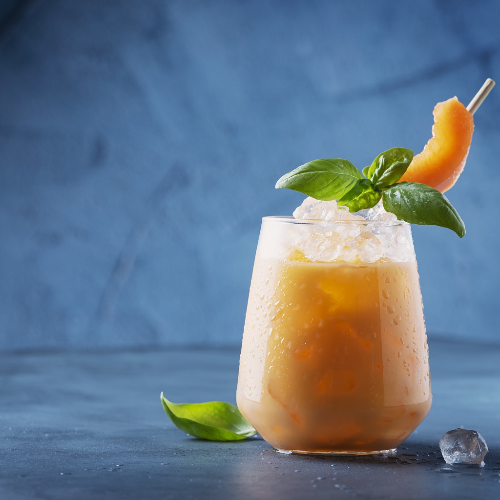 Холодный напиток со льдом в стакане 