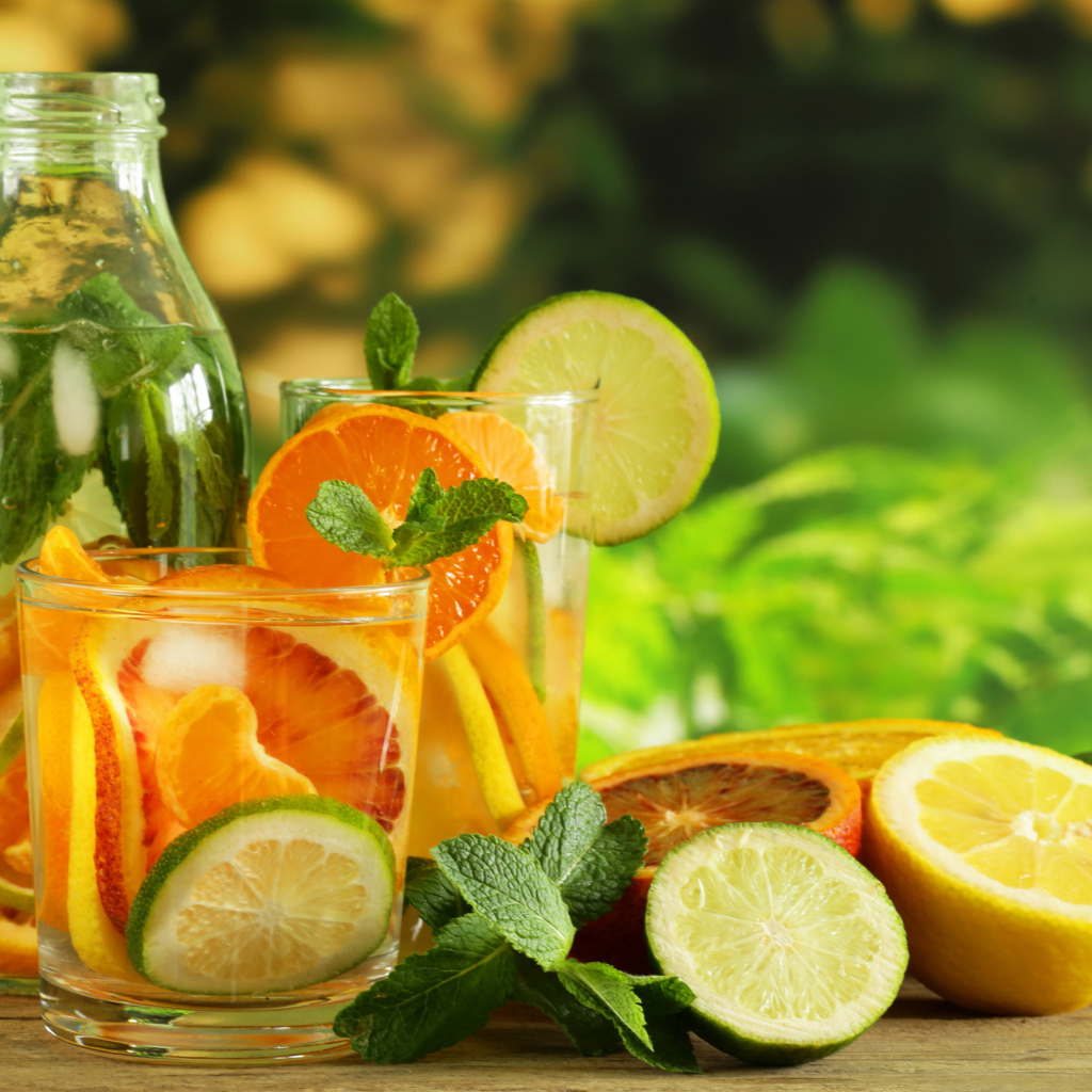 Холодный лимонад на столе с цитрусовыми