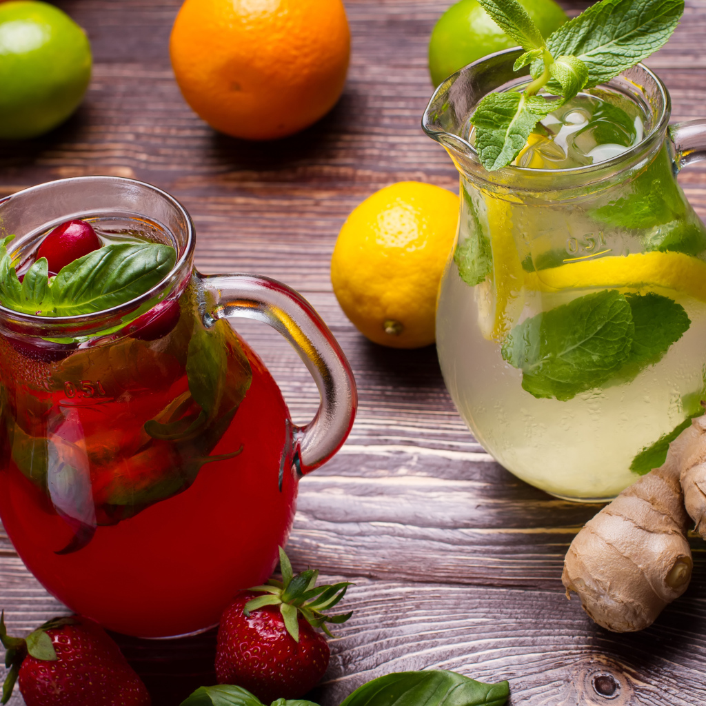 Холодный клубничный и лимонный мохито на столе с имбирем и цитрусовыми