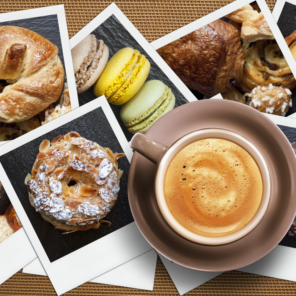 Чашка капучино на столе с фото десертов