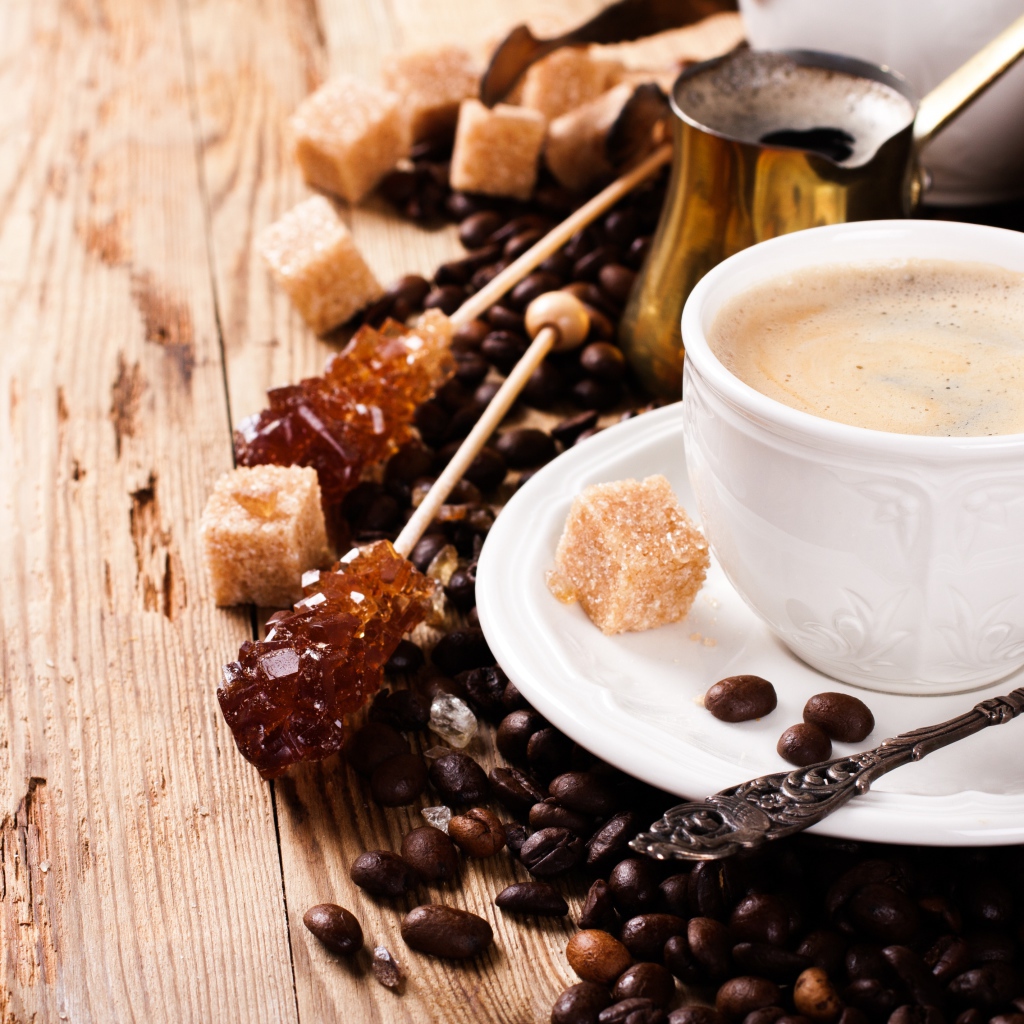 Чашка кофе на столе с леденцами и зернами