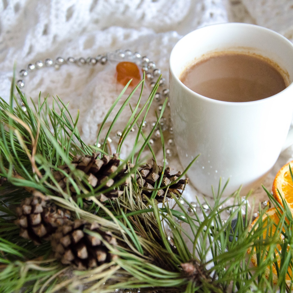 Чашка горячего какао с веткой сосны и апельсинами