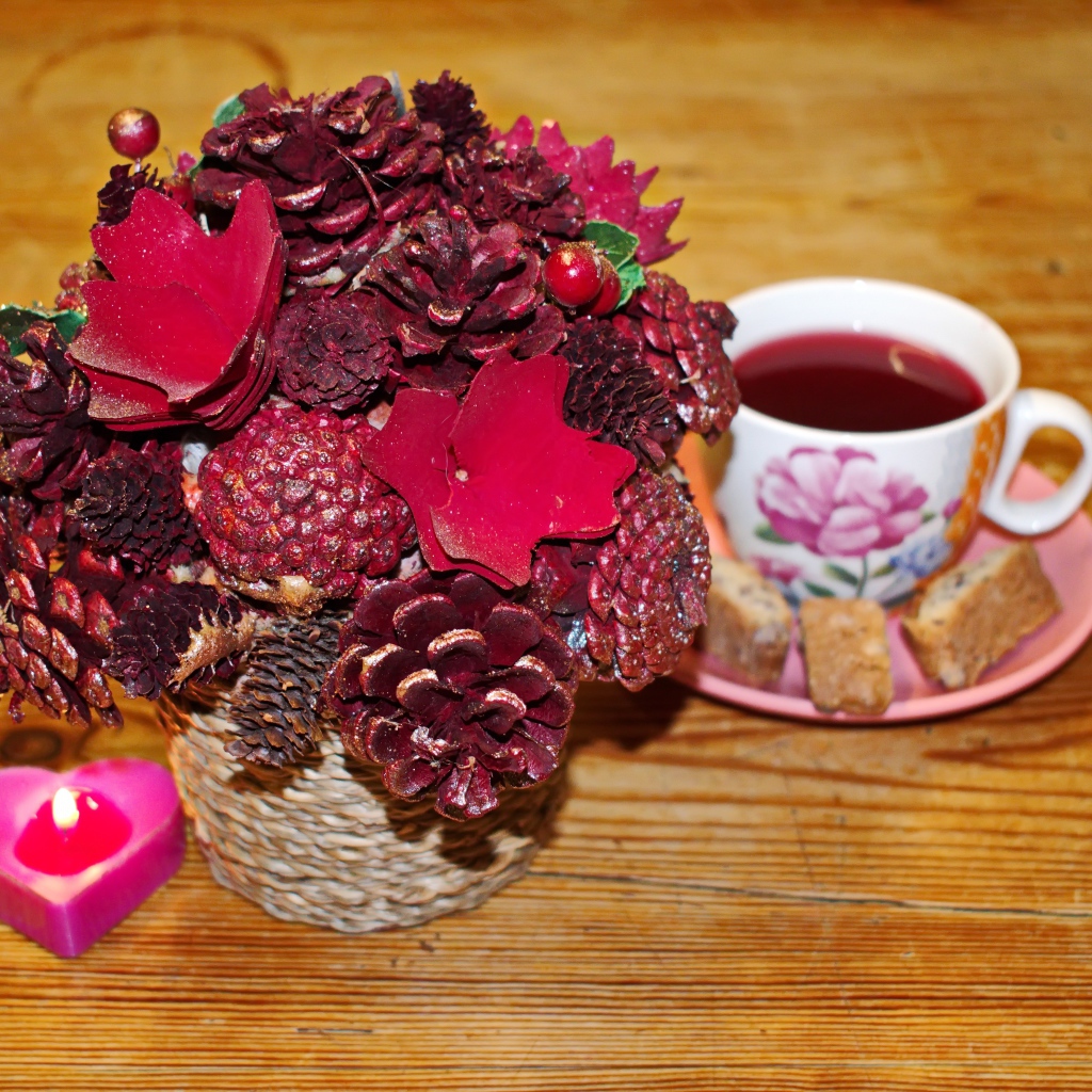 Чашка чая на столе с декором и свечой