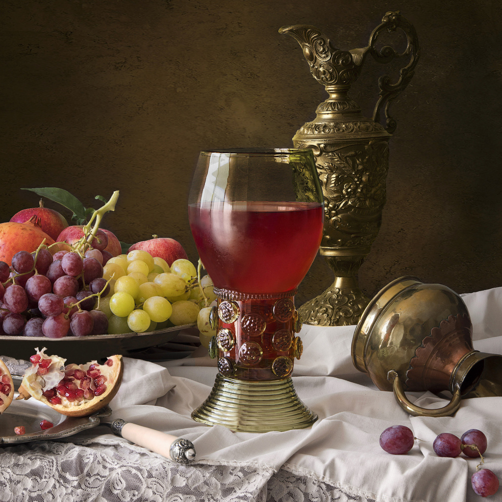 Кубок с вином на столе с фруктами