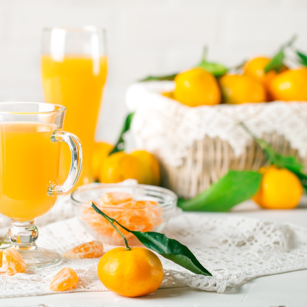 Свежий сок на столе со свежими мандаринами