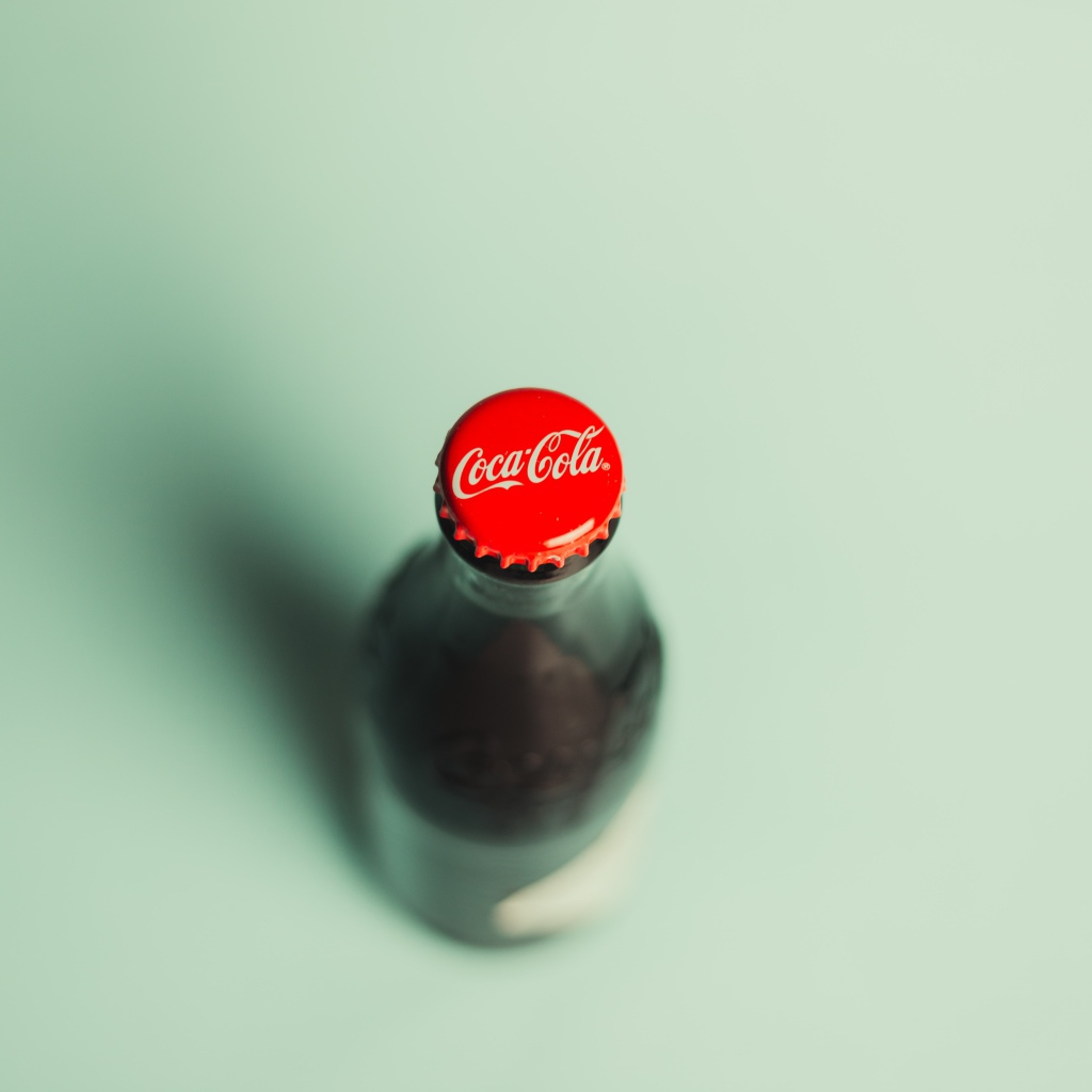 Стеклянная бутылка кока колы вид сверху