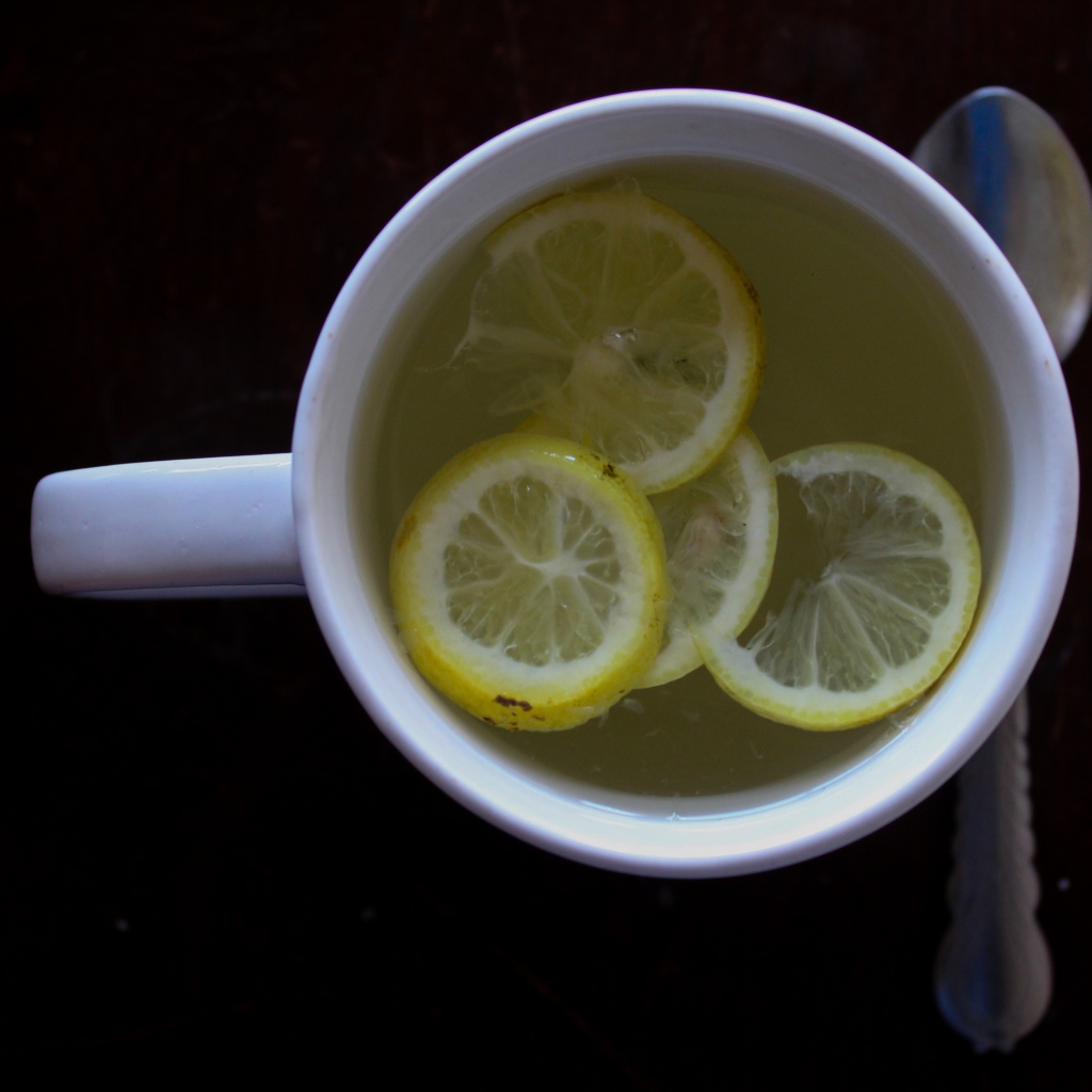 Зеленый чай с лимоном на черном фоне