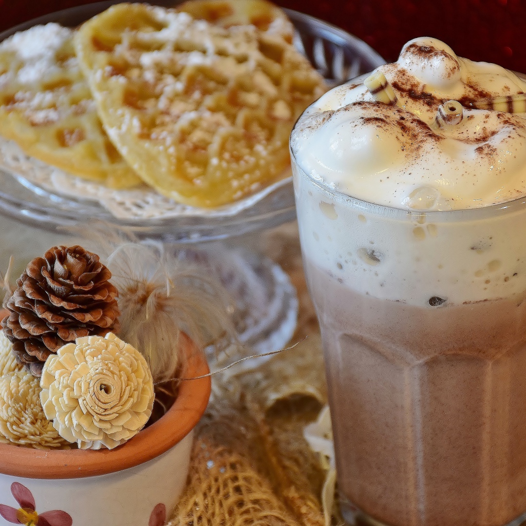 Горячий шоколад со сливками на столе с печеньем