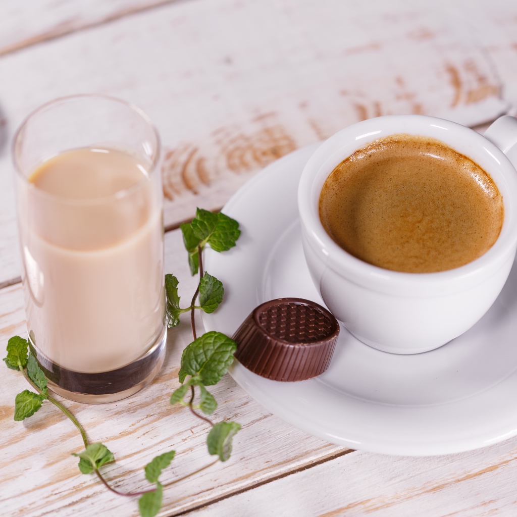 Горячий кофе на столе с шоколадной конфетой и какао