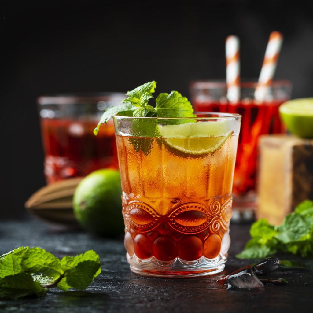 Холодный чай с лимоном на столе с мятой