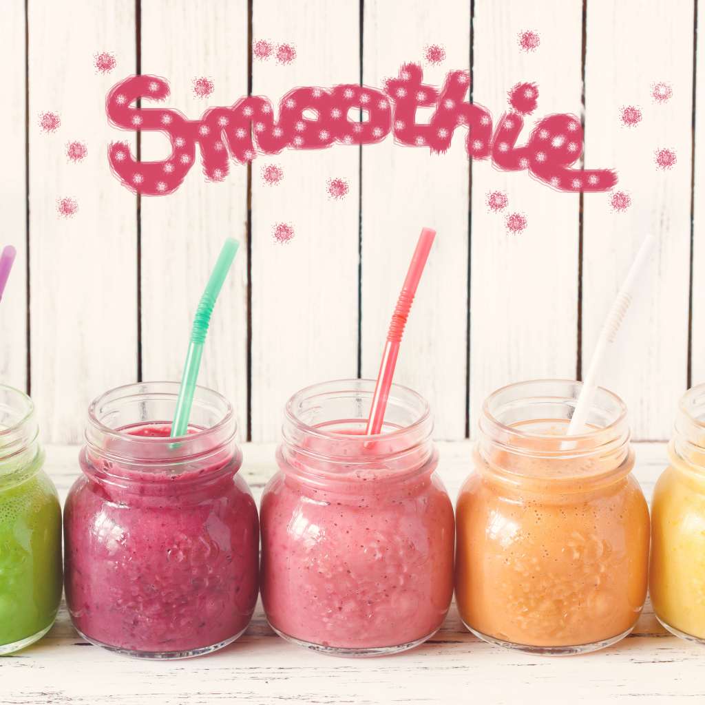 Баночки с разноцветным смузи с трубочками