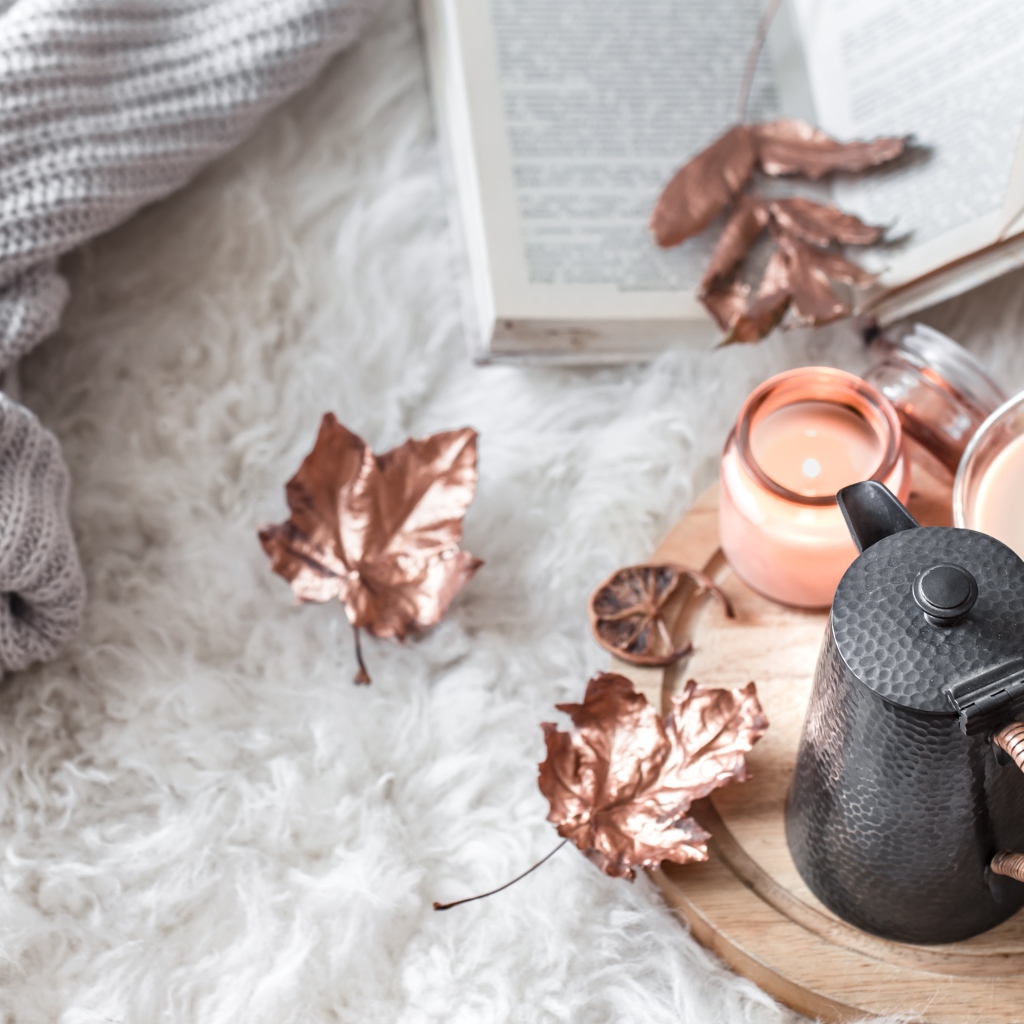 Чай с молоком на кровати с книгой и теплым свитером