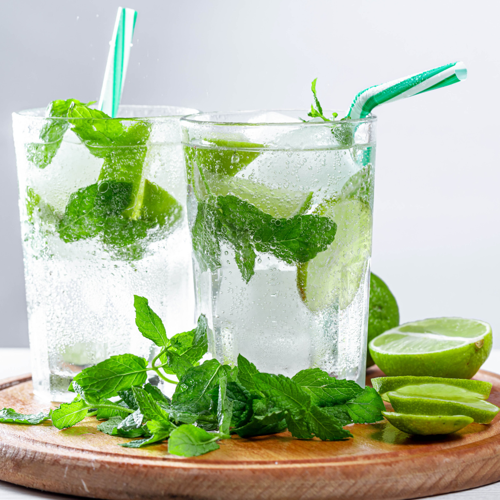 Мохито в стаканах с лаймом и мятой 