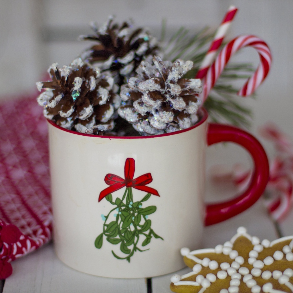 Кружка с декоративными шишками и конфетами