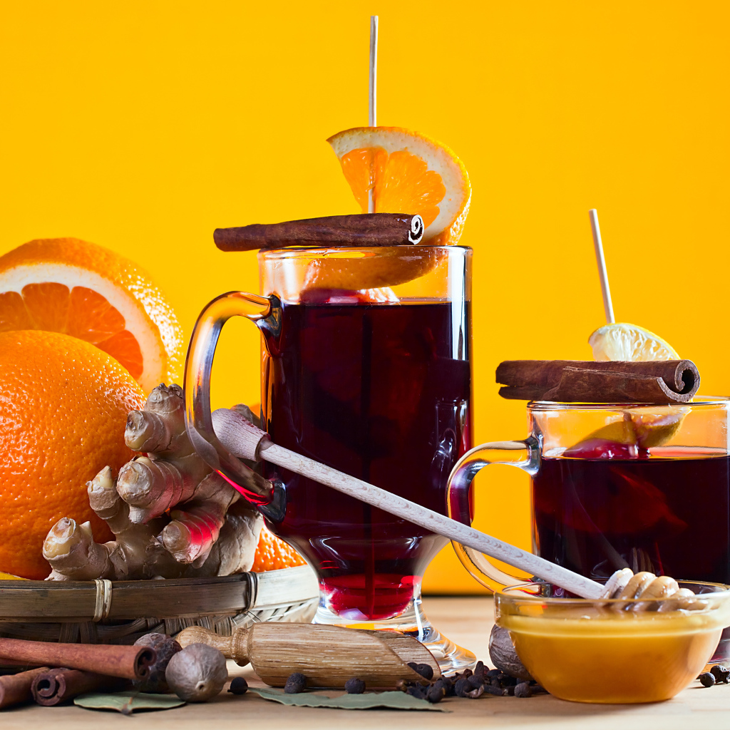 Глинтвейн на столе с имбирем, апельсино и специями