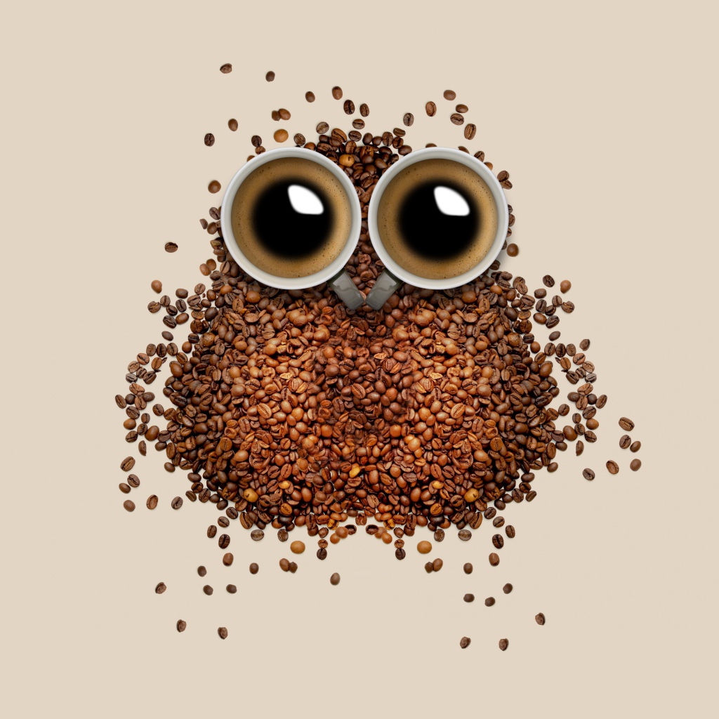 Сова из кофейных зерен и кружек на сером фоне