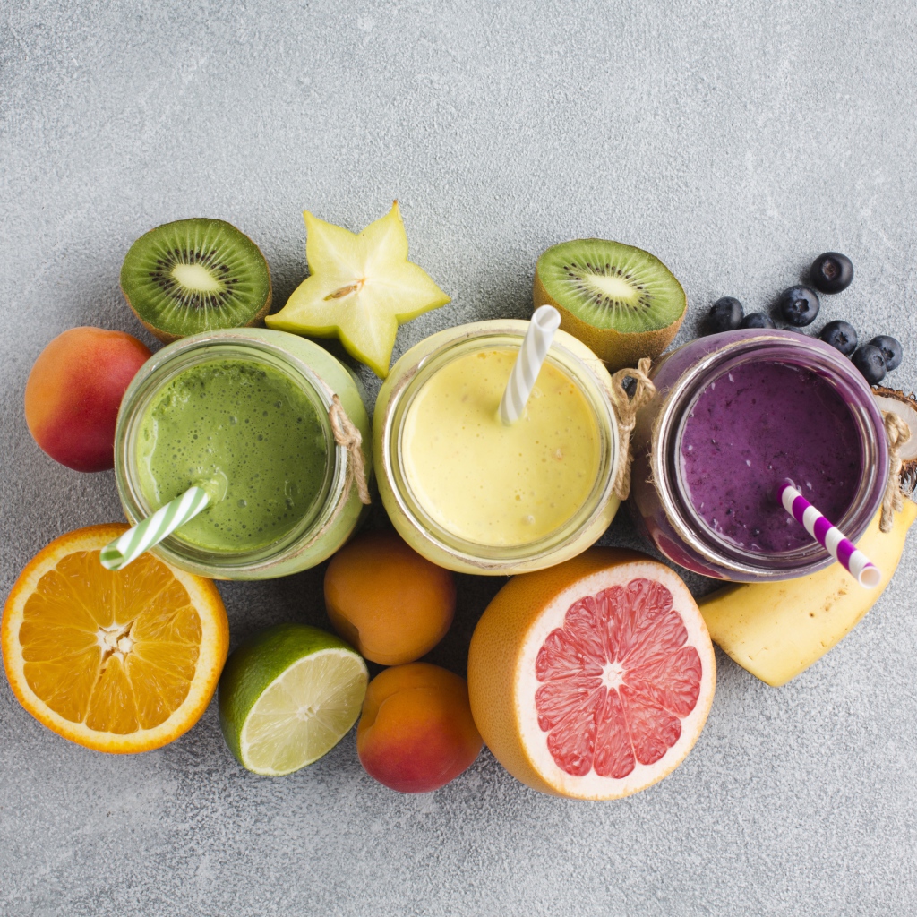 Смузи в банках на столе в ягодами и фруктами