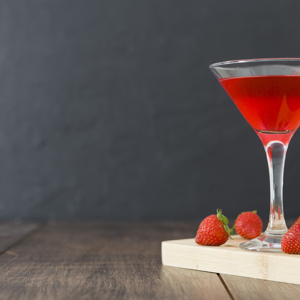 Клубничный коктейль на столе на сером фоне
