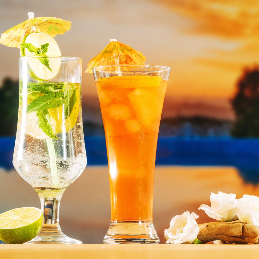 Вкусный холодный лимонад на столе 