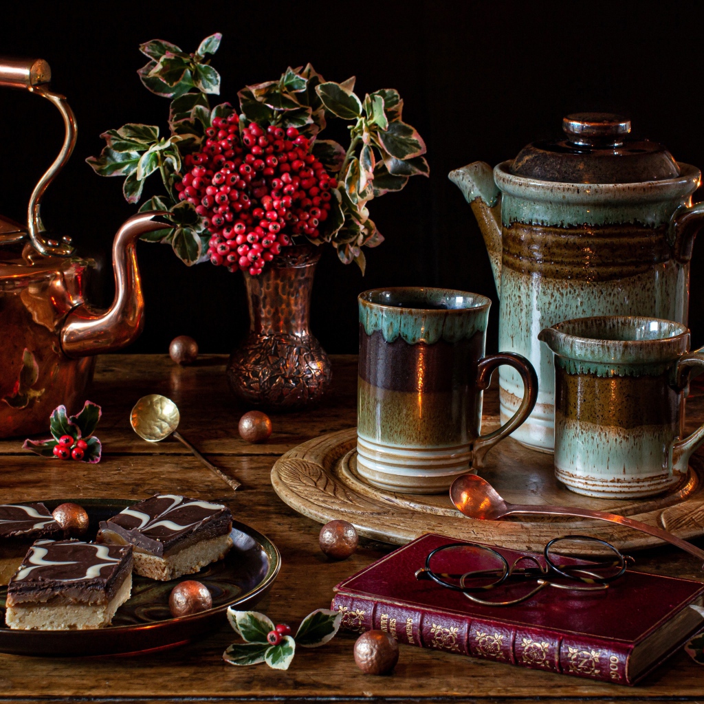 Стол на чаепитие с книгой и пирожными