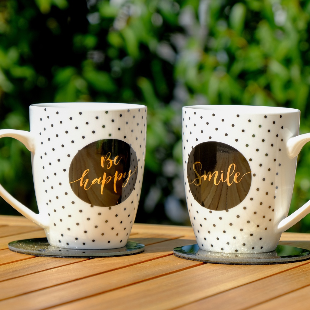 Две красивые чашки на столе на улице