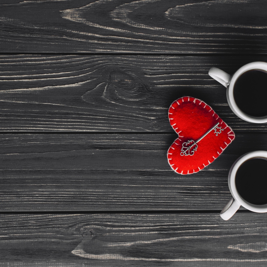 Две чашки кофе на столе с сердцем и ключом