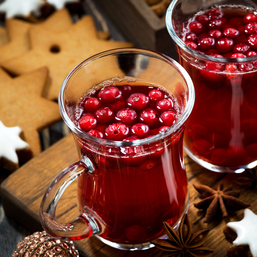 Два стакана клюквенного морса на столе с печеньем