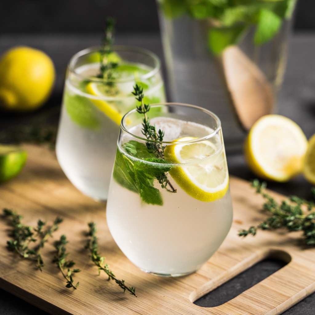 Два стакана мохито на столе с лимоном