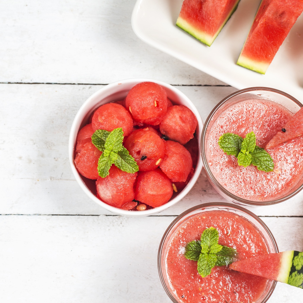 Два стакана смузи на столе с арбузом