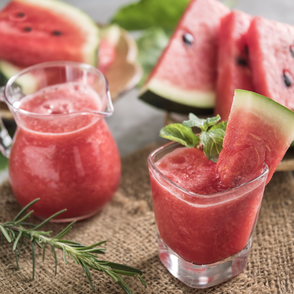 Арбузное смузи на столе с кусочками арбуза