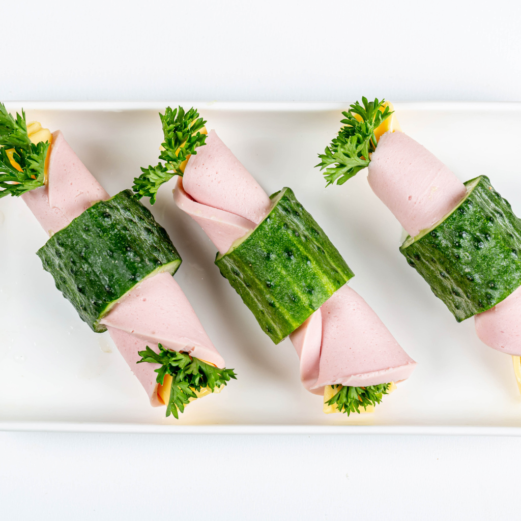 Рулетики из вареной колбасы с сыром  в огурцах 